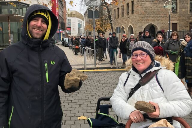 David Weiher (l.) gehörte zu den Glücklichen, die sich im Dezember 2022 Steine der alten Dortmunder Stadtmauer sichern konnten.