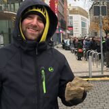 David Weiher (l.) gehörte zu den Glücklichen, die sich im Dezember 2022 Steine der alten Dortmunder Stadtmauer sichern konnten.