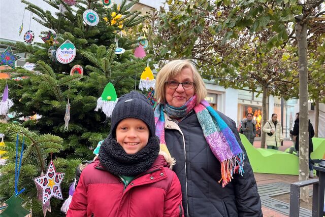 Phil mit seiner Oma vor einem Weihnachtsbaum in der Lüner Innenstadt