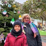 Phil mit seiner Oma vor einem Weihnachtsbaum in der Lüner Innenstadt