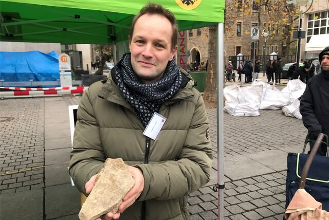 Dortmunds Stadtarchäologe Ingmar Luther mit einem der alten Stadtmauer-Steine.
