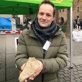 Dortmunds Stadtarchäologe Ingmar Luther mit einem der alten Stadtmauer-Steine.
