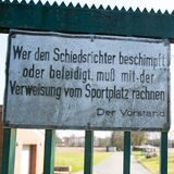 Schilder wie diese hängen an vielen Plätzen – am Sonntag scheint ein solches aber nicht geholfen zu haben.
