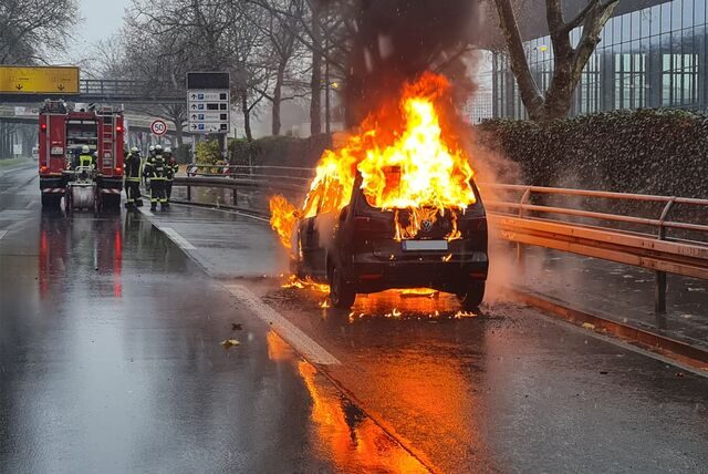 Auf einer Auffahrt zur B1 stand am Montagmorgen ein Auto in Flammen.