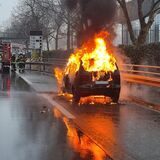 Auf einer Auffahrt zur B1 stand am Montagmorgen ein Auto in Flammen.