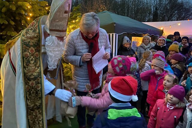 Nikolaus verteilt Tüten an Kinder