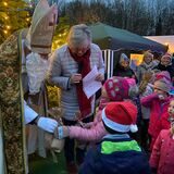 Nikolaus verteilt Tüten an Kinder