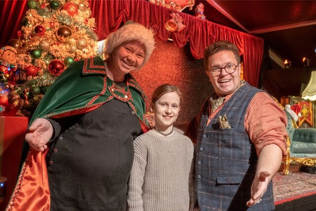Zauberer „Salasas“, Show-Gast Lilo und Assistentin „Elfina“ (von rechts) im magischen Zelt auf dem Dortmunder Weihnachtsmarkt.