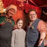 Zauberer „Salasas“, Show-Gast Lilo und Assistentin „Elfina“ (von rechts) im magischen Zelt auf dem Dortmunder Weihnachtsmarkt.