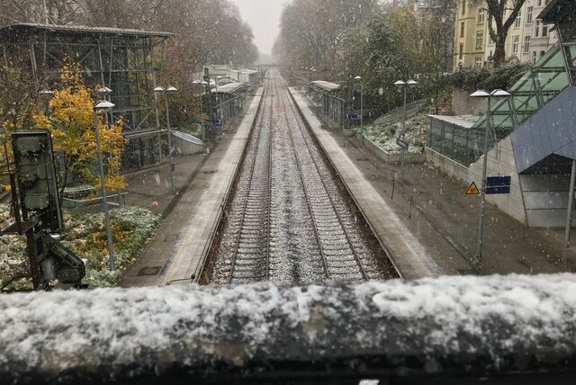 Kein Zug fährt, die Schienen schneien ein – so sah es am Montag an der Möllerbrücke aus.