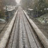 Kein Zug fährt, die Schienen schneien ein – so sah es am Montag an der Möllerbrücke aus.