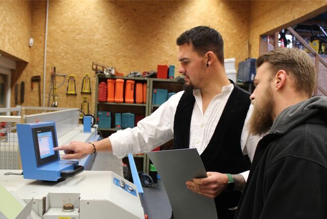 Meister Nils Wimper erklärt Azubi Louis Schrinner die Bedienung der Abkantbank im Dachdeckerbetrieb von Gregor Weigelt in Schwerte.