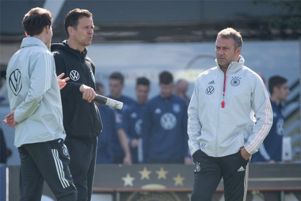 Oliver Bierhoff unf Hansi Flick stehen auf dem Trainingsplatz. Oliver Bierhoff unf Hansi Flick stehen auf dem Trainingsplatz.