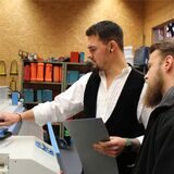 Meister Nils Wimper erklärt Azubi Louis Schrinner die Bedienung der Abkantbank im Dachdeckerbetrieb von Gregor Weigelt in Schwerte.