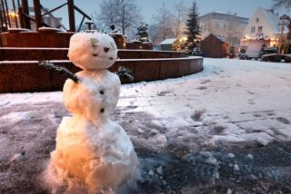 Mit Igelfrisur aus Fichtennadeln, Kronkorken als Augen und Zweigen als Armen: Dieser Schneemann wurde am Montagnachmittag auf dem Alten Markt in Kamen gebaut.