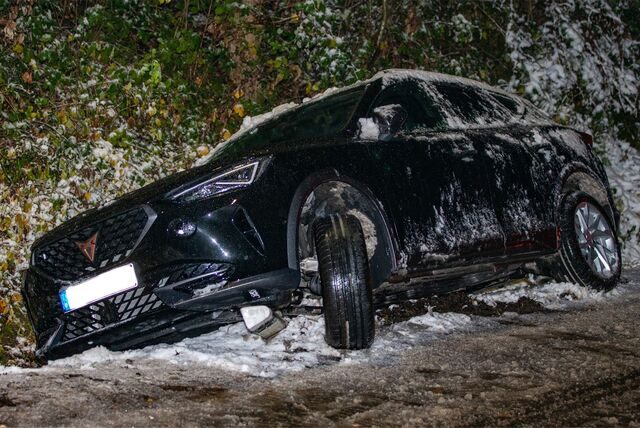 Diesen Sport-SUV zog es am Montag (5. Dezember) nach den Schneefällen in Unna-Massen in den Graben.
