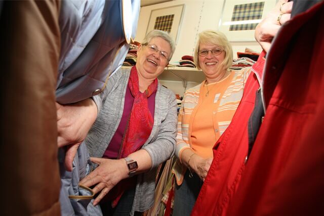 Irene Klopfleisch (li) engagiert sich gemeinsam mit Elisabeth Besselmann im Altkleiderladen „CARiert“ in Bergkamen.