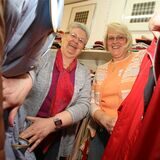 Irene Klopfleisch (li) engagiert sich gemeinsam mit Elisabeth Besselmann im Altkleiderladen „CARiert“ in Bergkamen.