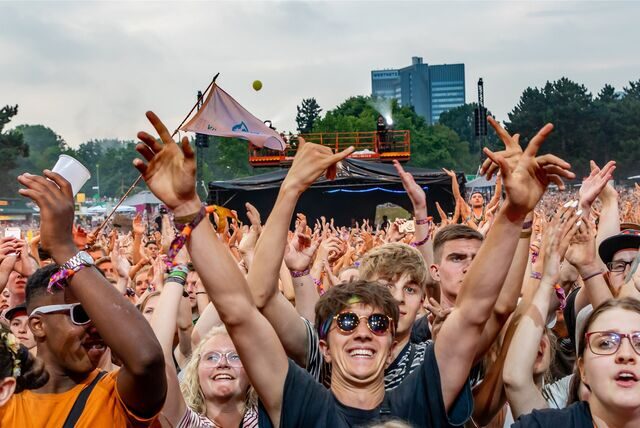 Juicy-Beats-Besucher feiern vor der Main Stage. Für 2023 wurden nun neue Acts bekanntgegeben.