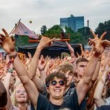 Juicy-Beats-Besucher feiern vor der Main Stage. Für 2023 wurden nun neue Acts bekanntgegeben.