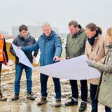 WFG-Geschäftsführer Sascha Dorday (2.v.r.) mit weiteren Personen auf einem Teilstück des Gewerbeparks Unna/Kamen.