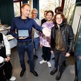 Die Schulleiter Lars Wollny (hinten links) und Rasmus Treinies (Mitte) zeigen Schülerinnen und Schülern, wie die iPads eingesetzt werden können.