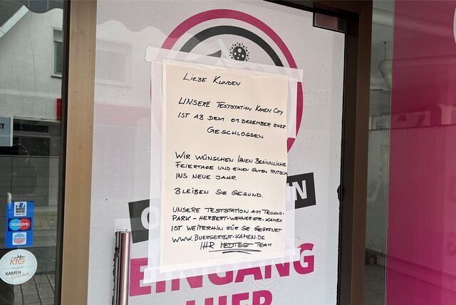 Aushang an der Ladentür: Der Betreiber „MedTest“ verabschiedet sich und wünscht schon mal einen guten Rutsch.