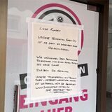 Aushang an der Ladentür: Der Betreiber „MedTest“ verabschiedet sich und wünscht schon mal einen guten Rutsch.