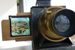 Eine Laterna Magica ist im Museum für Sepulkralkultur in Kassel mit einem Kriegsmotiv bestückt. Die uralte Technik kommt im Januar in Menden zum Einsatz.