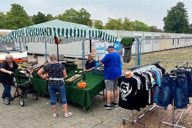 Ob auf dem Marktplatz oder am Ausweichort, wie hier auf dem Platz von Louviers, Marktbeschicker müssen sich auf steigende Standgebühren einstellen.