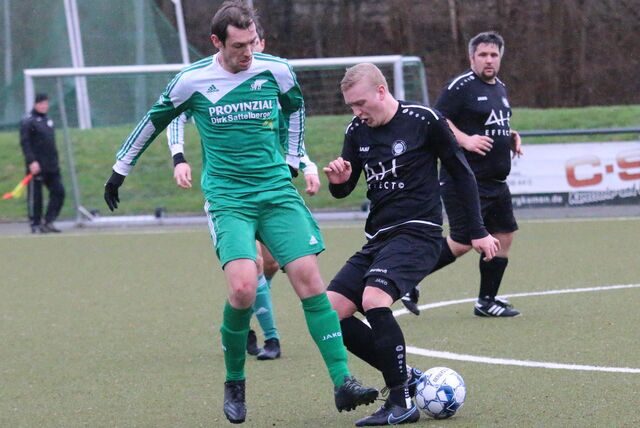 Tim Schemmer (re.) fehlt der zweiten Mannschaft des VfL Kamen für lange Zeit.
