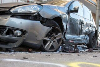 Bei einem Unfall erlitt das geparkte Auto eines Holzwickeders einen Totalschaden, der Unfallfahrer flüchtete. (Symbolbild)
