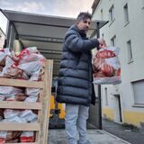 Kürsat Yildirim, Lotto-Millionär aus Dortmund, bei der Ausgabe von gespendeten Lebensmitteln vor der Zentrale der Dortmunder Tafel in der Nordstadt.
