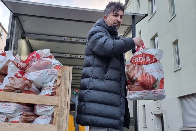 Kürsat Yildirim, Lotto-Millionär aus Dortmund, bei der Ausgabe von gespendeten Lebensmitteln vor der Zentrale der Dortmunder Tafel in der Nordstadt.
