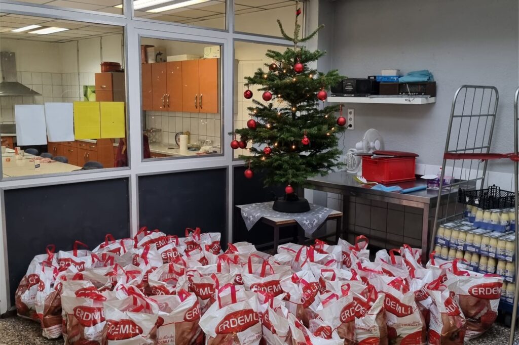 150 Tüten mit gepackten Lebensmitteln hat Kürsat Yildirim an die Dortmunder Tafel gespendet. 150 Tüten mit gepackten Lebensmitteln hat Kürsat Yildirim an die Dortmunder Tafel gespendet.