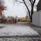 Rettungswagen und Rettungshubschrauber vor der Schule
