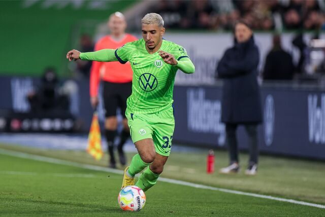 Omar Marmoush hat den Ball am Fuß.