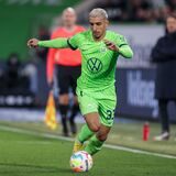 Omar Marmoush hat den Ball am Fuß.
