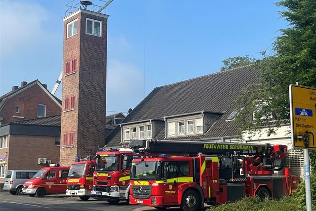 Feuerwehrfahrzeuge stehen vor dem altgedienten Gerätehaus an der Jahnstraße in Bergkamen-Oberaden, das augenscheinlich viel zu klein für die großen Fahrzeuge ist.