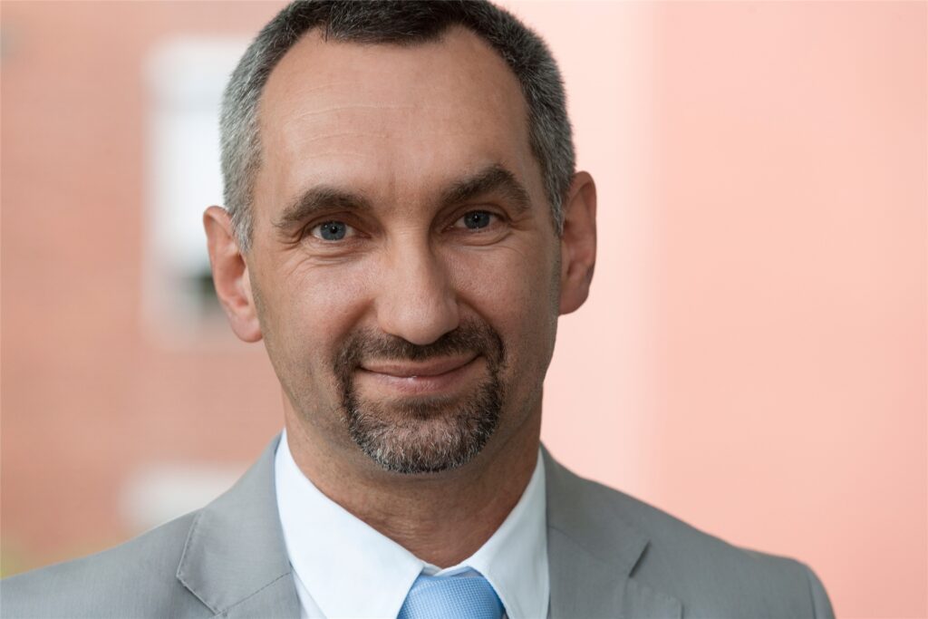 Prof. Dr. Michael Paulussen ist Facharzt für Kinder- und Jugendmedizin und zugleich ärztlicher Direktor der Vestischen Kinder- und Jugendklinik Datteln, mit rund 250 Betten einer der größten Kinderkliniken Deutschlands. Er sagt: „Nach diesem Winter ist unser aller Immunsystem wieder gestählt.“ Prof. Dr. Michael Paulussen ist Facharzt für Kinder- und Jugendmedizin und zugleich ärztlicher Direktor der Vestischen Kinder- und Jugendklinik Datteln, mit rund 250 Betten einer der größten Kinderkliniken Deutschlands. Er sagt: „Nach diesem Winter ist unser aller Immunsystem wieder gestählt.“
