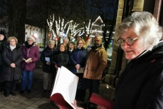 Mit der Geschichte „Als Gott noch Windeln trug“ brachte Pfarrerin Claudia Brühl-Vonhoff die Besucher des Fensterchens an der Ev. Kirche am Markt zum Nachdenken.