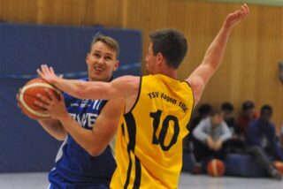 Stefan Pavleski von den LippeBaskets II ist im Zweikampf mit einem Gegenspieler.