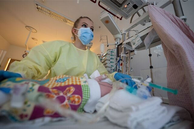 Eine Intensivpflegerin versorgt auf einer Kinder-Intensivstation einen am Respiratorischen Synzytial-Virus (RS-Virus oder RSV) erkrankten Patienten, der beatmet wird.