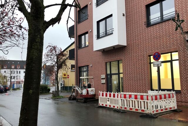 Ehemaliger Standort eines Straßenbaums: Vor dem neuen Wohn- und Geschäftshaus neben der Volksbank an der Bahnhofstraße wurde eine Baustelle eingerichtet.