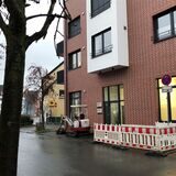Ehemaliger Standort eines Straßenbaums: Vor dem neuen Wohn- und Geschäftshaus neben der Volksbank an der Bahnhofstraße wurde eine Baustelle eingerichtet.