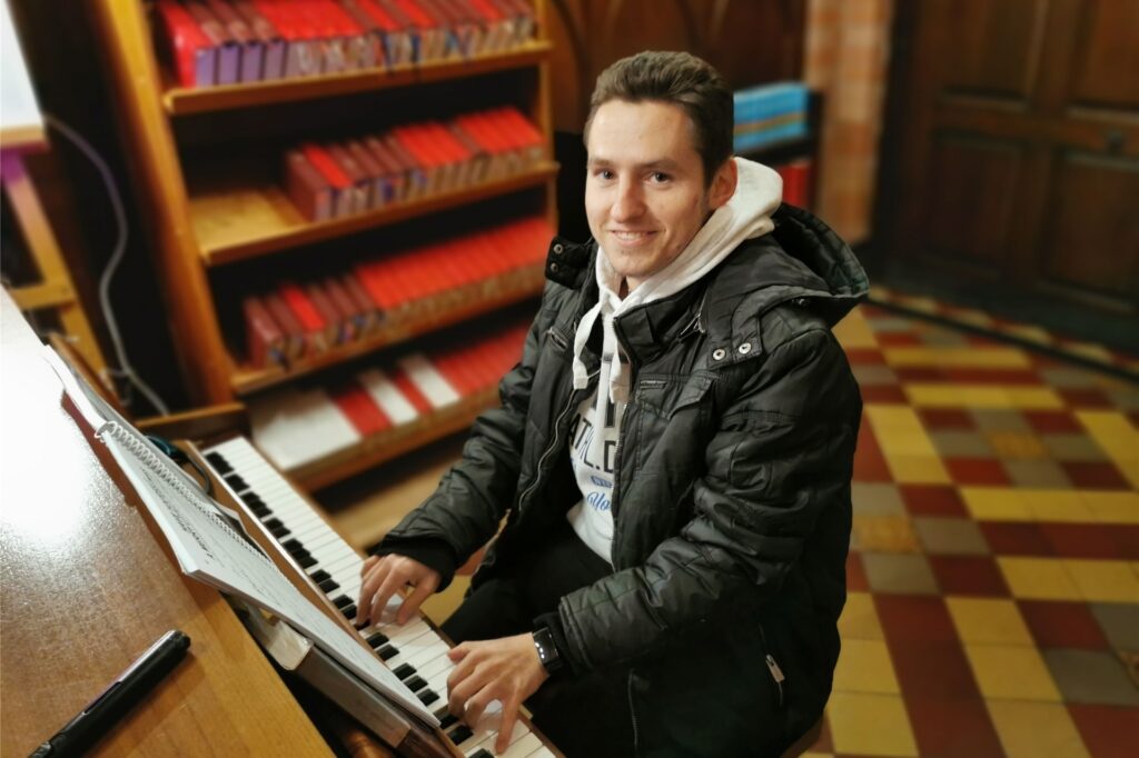 Am Klavier begleitete Jung-Presbyter Yannick Haß das Treffen. Am Klavier begleitete Jung-Presbyter Yannick Haß das Treffen.