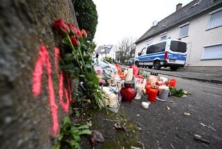 Kerzen und Blumen am Tatort, an dem zwei Mädchen von einem Mann mit einem Messer angegriffen wurden. Eines der Mädchen starb.