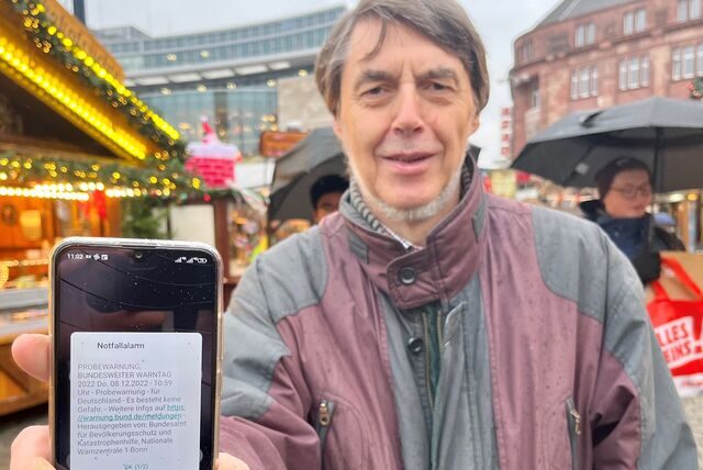 Ulrich Heil aus Dortmund zeigt die Probewarnung, die am Donnerstag (8.12.) um 11 Uhr auf seinem Handy erschien.