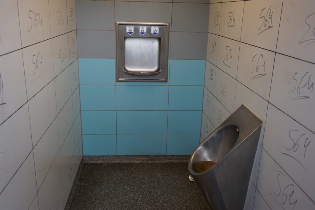 Gerade wieder in Betrieb genommen, ist das Bahnhofsklo wieder ekelhaft. Gerade wieder in Betrieb genommen, ist das Bahnhofsklo wieder ekelhaft.