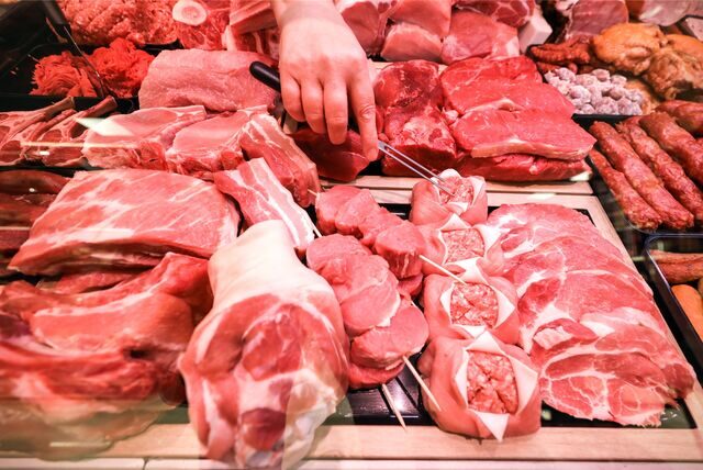 Verschiedene Sorten Schweinefleisch (vorn) und Rindfleisch liegen in einer Fleischtheke. (Symbolbild)